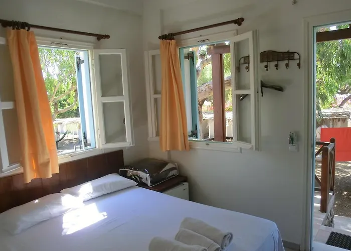 Santorini Camping/rooms 2*