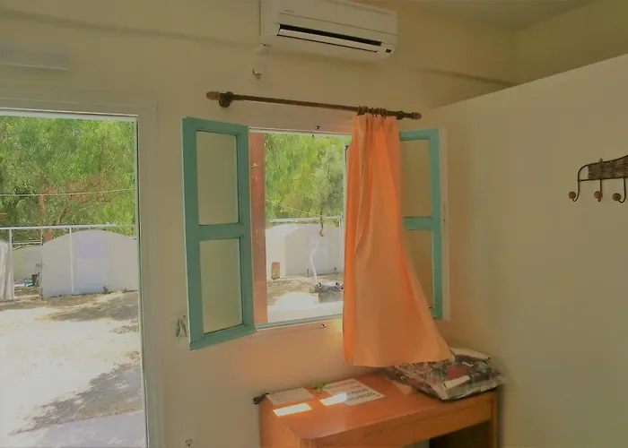 Santorini Camping/rooms 2*