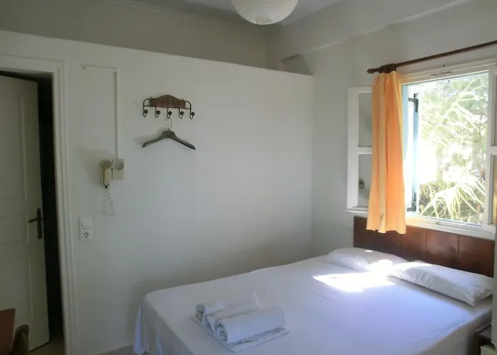 Santorini Camping/rooms 2*