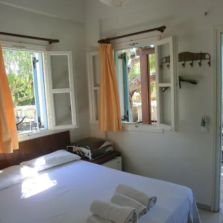 Santorini Camping/rooms 2*